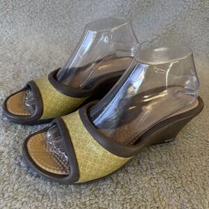 CROCS Sassari Sandals Womens 8 Green Brown Wedge Slip On Open Toe